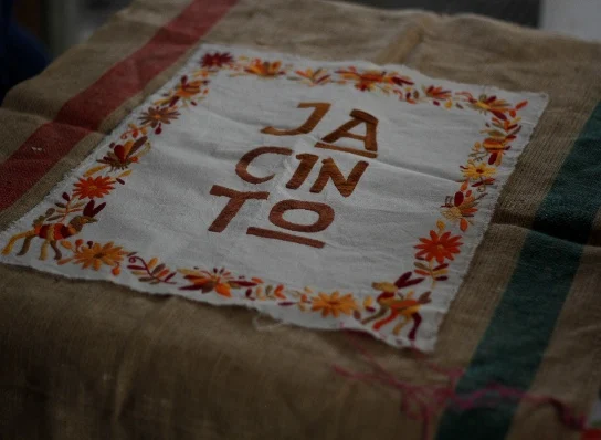 Bordado tenango con el logotipo de Jacinto sobre costales de café