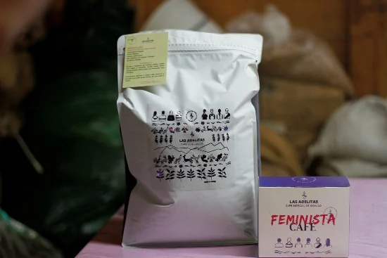 Bolsa de café de especialidad de Las Adelitas y caja de Café Feminista